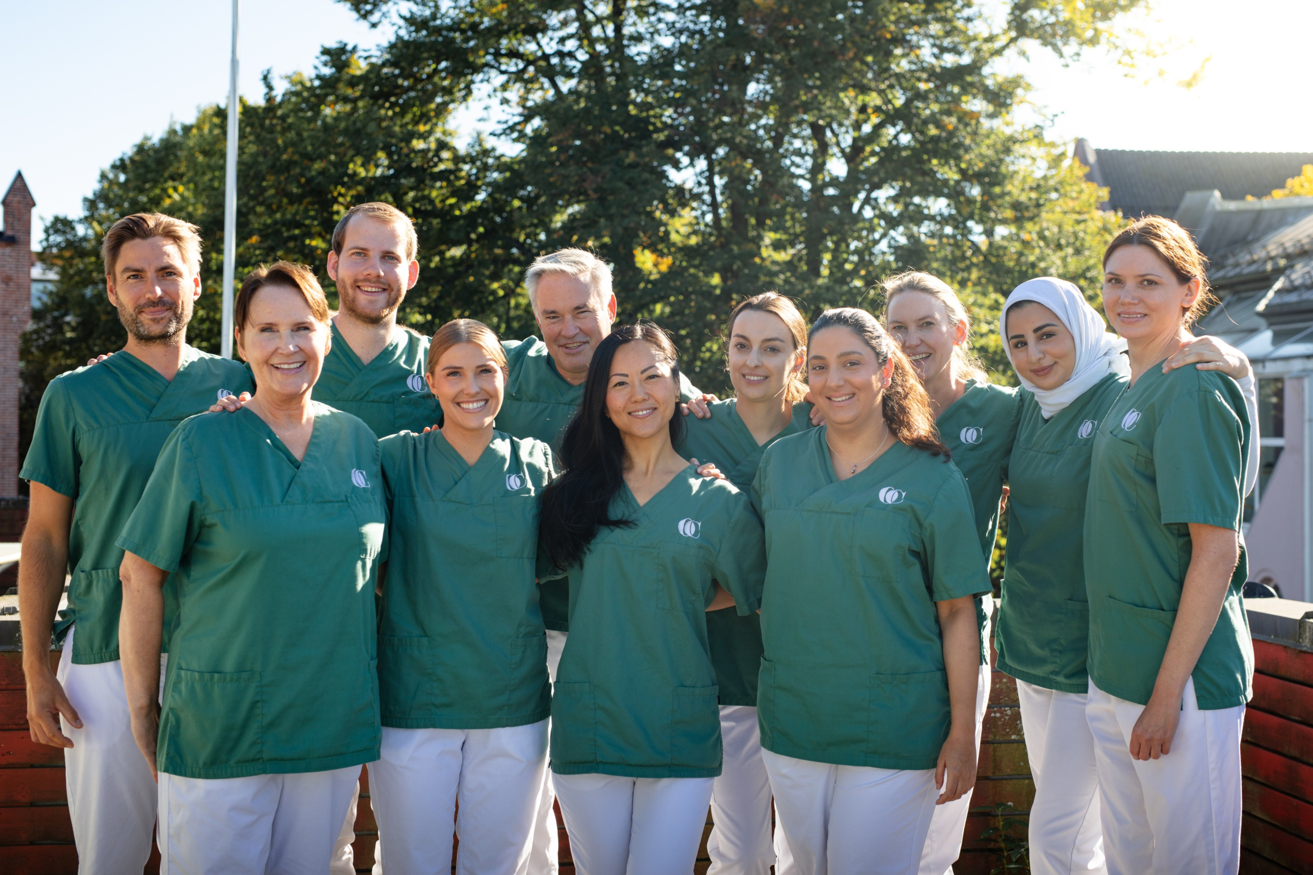 Gruppebilde av tannleger i grønne uniformer.